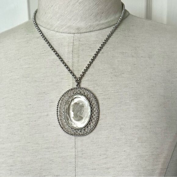 Vintage Whiting and Davis reversible carved clear glass cameo pendant necklace - Picture 3 of 11